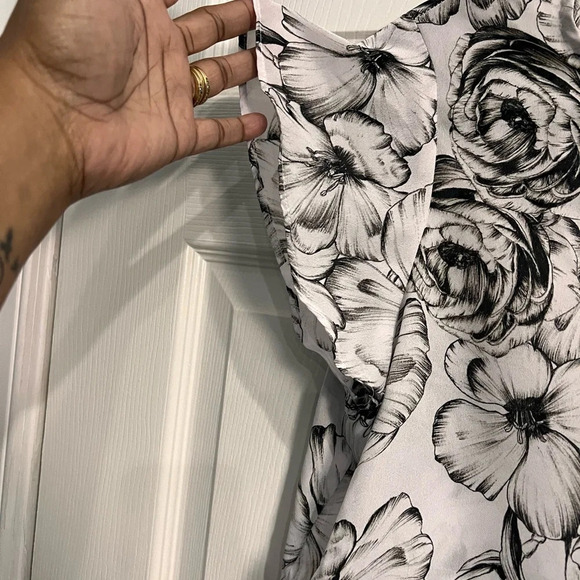 Liz Claiborne Medium black and white floral top - Picture 6 of 7